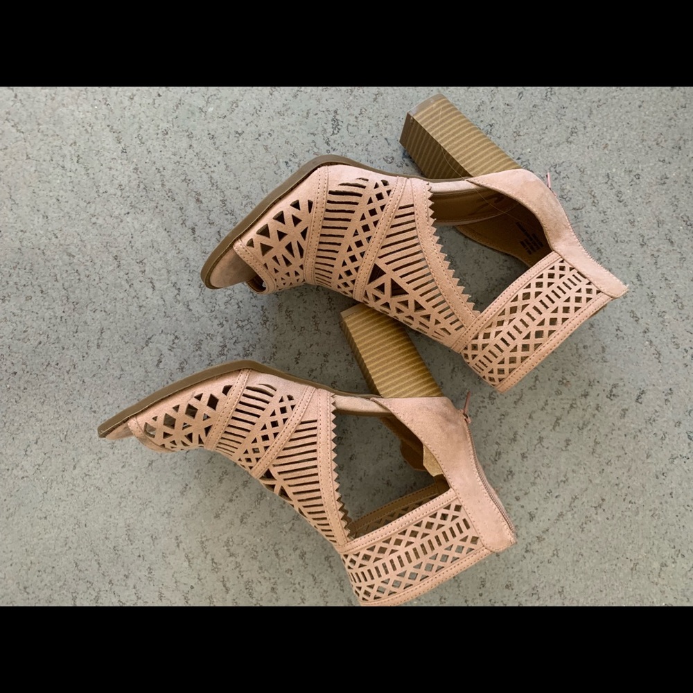 Angle strap heels - Picture 2 of 7